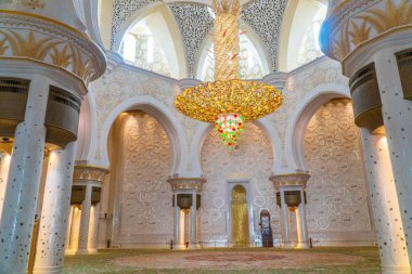 Abu Dabi, Bae - 30 Nisan 2019: Şeyh Zayed Ulu Camii, 41.000'den fazla ibadet eden kişinin kapasitesine sahip İslami tasarımın mimari harikasıdır. 