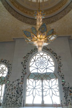 Abu Dabi, Bae - 30 Nisan 2019: Şeyh Zayed Ulu Camii, 41.000'den fazla ibadet eden kişinin kapasitesine sahip İslami tasarımın mimari harikasıdır. 