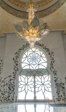Abu Dabi, Bae - 30 Nisan 2019: Şeyh Zayed Ulu Camii, 41.000'den fazla ibadet eden kişinin kapasitesine sahip İslami tasarımın mimari harikasıdır. 