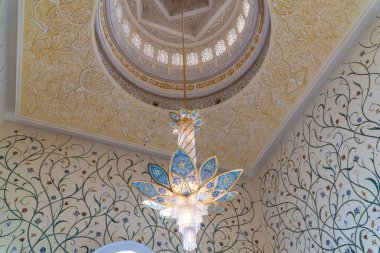 Abu Dabi, Bae - 30 Nisan 2019: Şeyh Zayed Ulu Camii, 41.000'den fazla ibadet eden kişinin kapasitesine sahip İslami tasarımın mimari harikasıdır. 