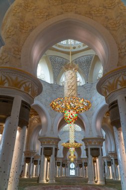 Abu Dabi, Bae - 30 Nisan 2019: Şeyh Zayed Ulu Camii, 41.000'den fazla ibadet eden kişinin kapasitesine sahip İslami tasarımın mimari harikasıdır. 
