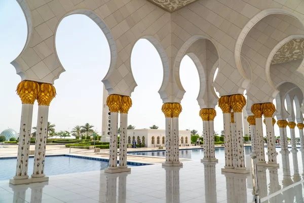 Abu Dabi, Bae - 30 Nisan 2019: Şeyh Zayed Ulu Camii, 41.000'den fazla ibadet eden kişinin kapasitesine sahip İslami tasarımın mimari harikasıdır. 