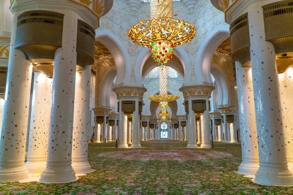 Abu Dabi, Bae - 30 Nisan 2019: Şeyh Zayed Ulu Camii, 41.000'den fazla ibadet eden kişinin kapasitesine sahip İslami tasarımın mimari harikasıdır. 