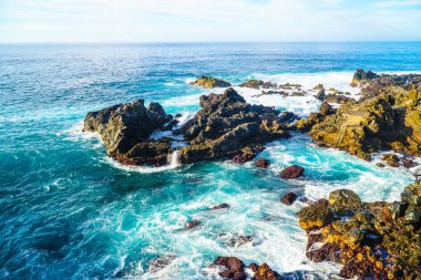 Tenerife'nin volkanik taşlarında okyanus dalgaları kırılıyor. Bir sürü sprey ve güzellik elementi. Tenerife, Kanarya Adaları, İspanya 