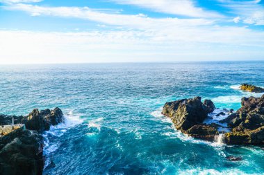 Tenerife'nin volkanik taşlarında okyanus dalgaları kırılıyor. Bir sürü sprey ve güzellik elementi. Tenerife, Kanarya Adaları, İspanya 