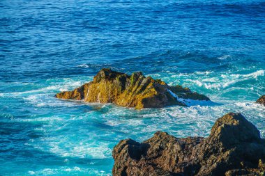 Tenerife'nin volkanik taşlarında okyanus dalgaları kırılıyor. Bir sürü sprey ve güzellik elementi. Tenerife, Kanarya Adaları, İspanya 