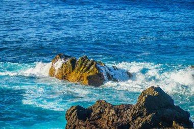 Tenerife'nin volkanik taşlarında okyanus dalgaları kırılıyor. Bir sürü sprey ve güzellik elementi. Tenerife, Kanarya Adaları, İspanya 