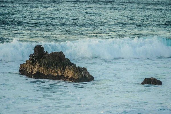 Des Vagues Océaniques Brisent Sur Les Pierres Volcaniques Tenerife Beaucoup — Photo