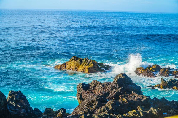 Ondas Oceânicas Quebrando Nas Pedras Vulcânicas Tenerife Monte Spray Elementos — Fotografia de Stock