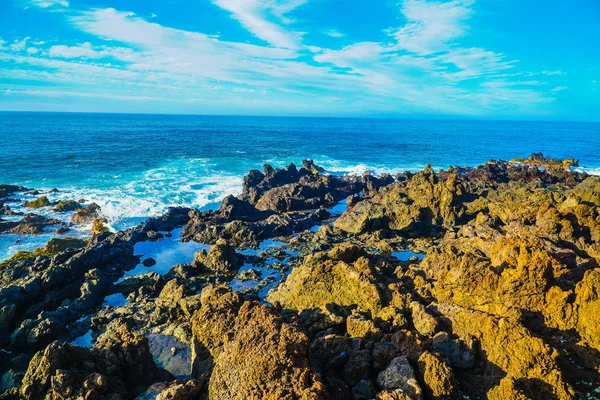 Ondas Oceânicas Quebrando Nas Pedras Vulcânicas Tenerife Monte Spray Elementos — Fotografia de Stock