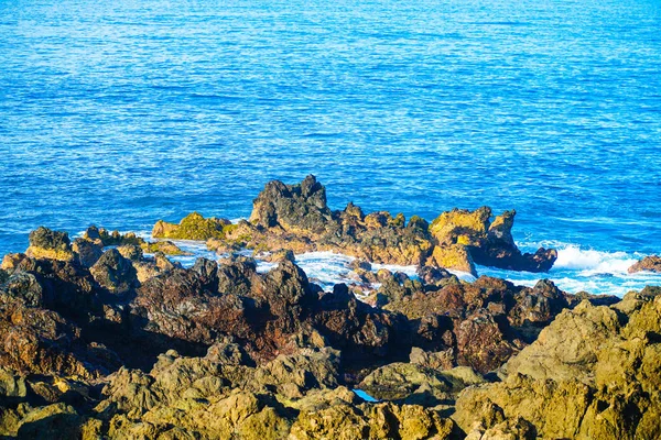 Oceaan Golven Breken Vulkanische Stenen Van Tenerife Veel Spray Beauty — Stockfoto