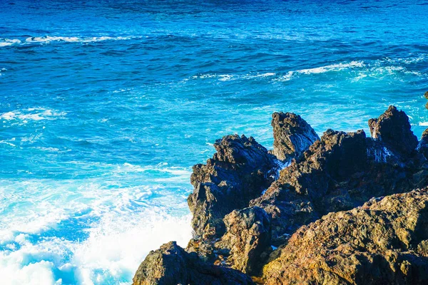 Meereswellen Brechen Auf Den Vulkanischen Steinen Teneriffas Jede Menge Spray — Stockfoto