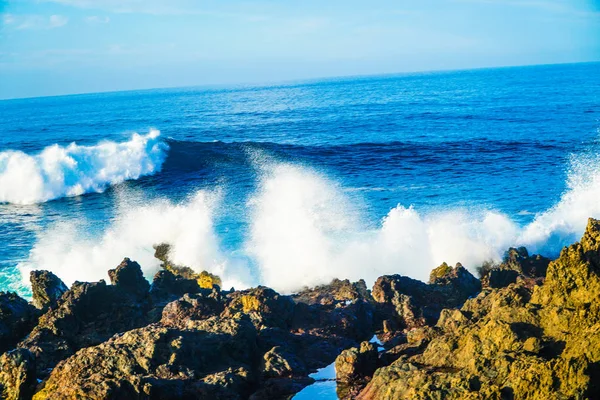 Ondas Oceânicas Quebrando Nas Pedras Vulcânicas Tenerife Monte Spray Elementos — Fotografia de Stock