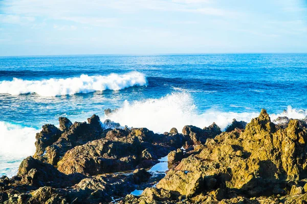 Ondas Oceânicas Quebrando Nas Pedras Vulcânicas Tenerife Monte Spray Elementos — Fotografia de Stock