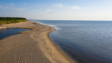 Riga deniz körfezine Gauja Nehri girişi, Carnikava kasabasının yanında, Letonya