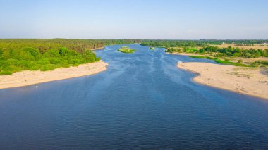 Riga deniz körfezine Gauja Nehri girişi, Carnikava kasabasının yanında, Letonya