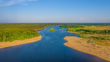 Riga deniz körfezine Gauja Nehri girişi, Carnikava kasabasının yanında, Letonya