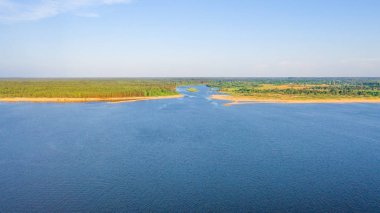 Riga deniz körfezine Gauja Nehri girişi, Carnikava kasabasının yanında, Letonya