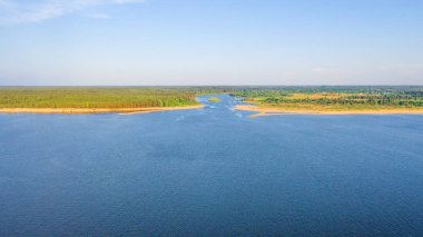 Riga deniz körfezine Gauja Nehri girişi, Carnikava kasabasının yanında, Letonya