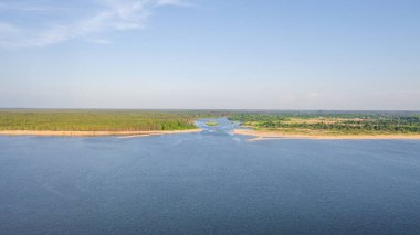 Riga deniz körfezine Gauja Nehri girişi, Carnikava kasabasının yanında, Letonya