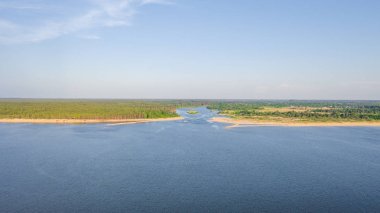 Riga deniz körfezine Gauja Nehri girişi, Carnikava kasabasının yanında, Letonya