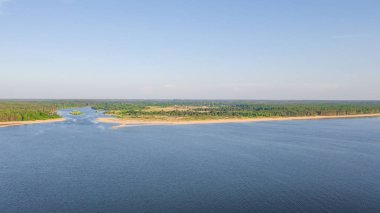Riga deniz körfezine Gauja Nehri girişi, Carnikava kasabasının yanında, Letonya