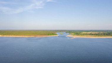 Riga deniz körfezine Gauja Nehri girişi, Carnikava kasabasının yanında, Letonya