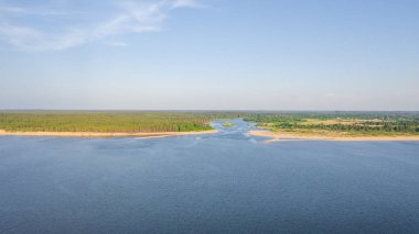 Riga deniz körfezine Gauja Nehri girişi, Carnikava kasabasının yanında, Letonya