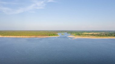 Riga deniz körfezine Gauja Nehri girişi, Carnikava kasabasının yanında, Letonya