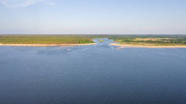 Riga deniz körfezine Gauja Nehri girişi, Carnikava kasabasının yanında, Letonya