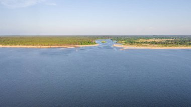 Riga deniz körfezine Gauja Nehri girişi, Carnikava kasabasının yanında, Letonya