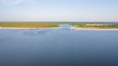 Riga deniz körfezine Gauja Nehri girişi, Carnikava kasabasının yanında, Letonya
