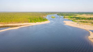 Riga deniz körfezine Gauja Nehri girişi, Carnikava kasabasının yanında, Letonya