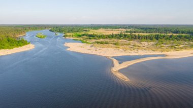 Riga deniz körfezine Gauja Nehri girişi, Carnikava kasabasının yanında, Letonya