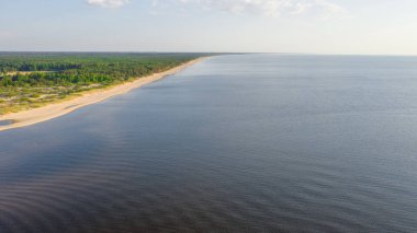 Riga deniz körfezine Gauja Nehri girişi, Carnikava kasabasının yanında, Letonya