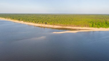 Riga deniz körfezine Gauja Nehri girişi, Carnikava kasabasının yanında, Letonya