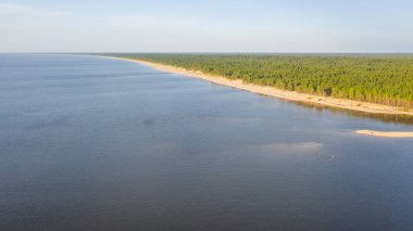 Riga deniz körfezine Gauja Nehri girişi, Carnikava kasabasının yanında, Letonya