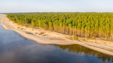 Riga deniz körfezine Gauja Nehri girişi, Carnikava kasabasının yanında, Letonya