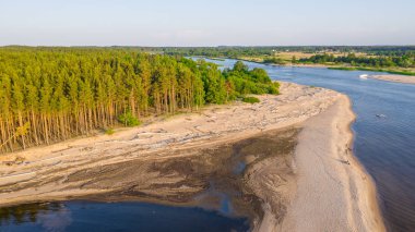 Riga deniz körfezine Gauja Nehri girişi, Carnikava kasabasının yanında, Letonya