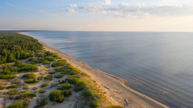 Riga deniz körfezine Gauja Nehri girişi, Carnikava kasabasının yanında, Letonya