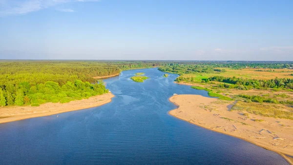 Riga deniz körfezine Gauja Nehri girişi, Carnikava kasabasının yanında, Letonya