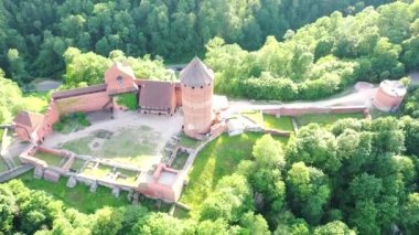 Yaz aylarında Sigulda, Letonya antik Turaida kale Müzesi güzel doğal hava Panoraması.