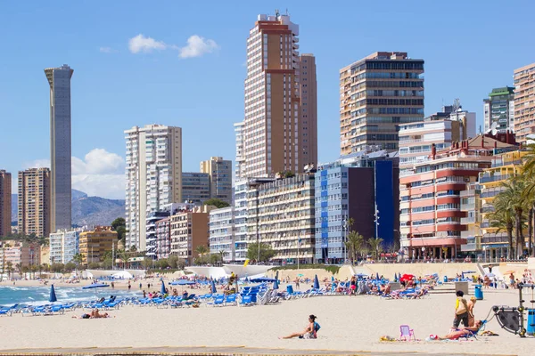 Alicante İspanya Benidorm güzel plaj, yerel Playa de Levante plaj olarak bilinen plaj, plaj ve aynı zamanda güzel bir mavi gökyüzü gününde yüksek katlı otel ve ofisler gösteren.
