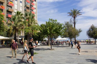 Arka planda W Hotel ile Barceloneta Promenade ve San Sebastian plaj. Barselona