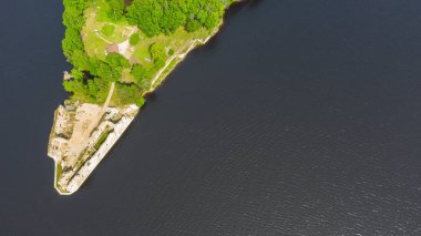 Koknese, Letonya'daki eski bir taş kale kalıntılarının havadan görünümü. Yaz 2019.