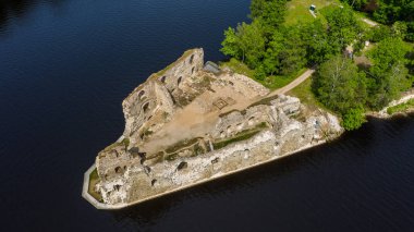 Koknese, Letonya'daki eski bir taş kale kalıntılarının havadan görünümü. Yaz 2019.