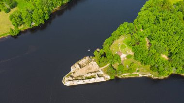 Koknese, Letonya'daki eski bir taş kale kalıntılarının havadan görünümü. Yaz 2019.