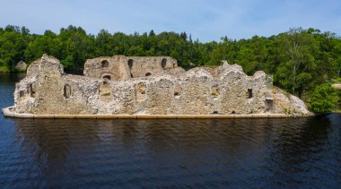 Koknese, Letonya'daki eski bir taş kale kalıntılarının havadan görünümü. Yaz 2019.