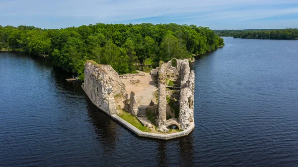 Koknese, Letonya'daki eski bir taş kale kalıntılarının havadan görünümü. Yaz 2019.
