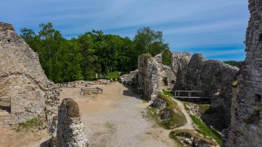 Koknese, Letonya'daki eski bir taş kale kalıntılarının havadan görünümü. Yaz 2019.